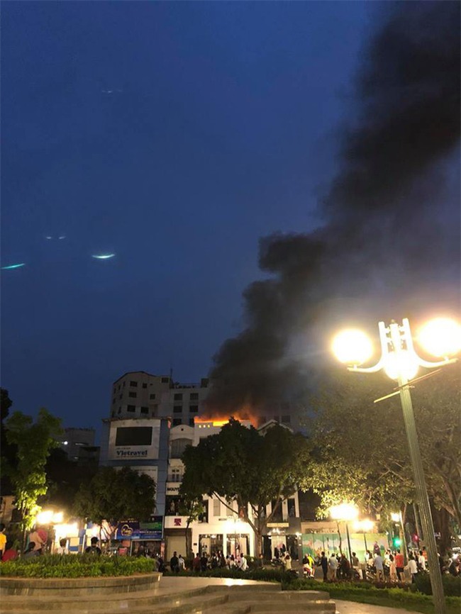 Cửa hàng quần áo trên phố Hà Nội cháy nổ kinh hoàng, nhiều người hoảng loạn