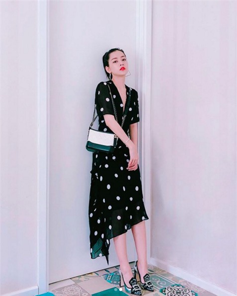 Chi Pu giờ đã biết chăm mặc váy điệu, đi giày cao gót xinh quá đây này - Ảnh 2.