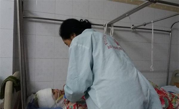 Người vợ bị chồng cũ tạt axit vì ghen tuông: Con tha thứ và không muốn anh ấy đi tù”-2