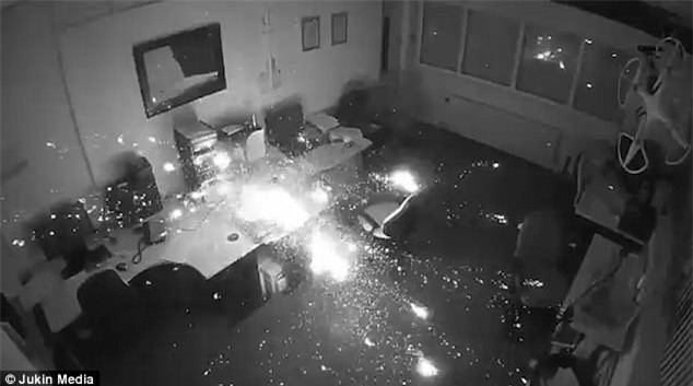 Cắm sạc qua đêm, laptop phát nổ thiêu cháy cả một góc văn phòng - Ảnh 1.