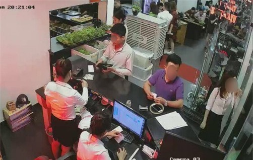 Khách hàng day dứt vì bị camera ghi lại hình ảnh trộm iPhone ngay tại quầy lễ tân - Ảnh 1.