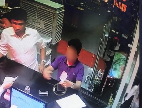 Khách hàng day dứt vì bị camera ghi lại hình ảnh trộm iPhone ngay tại quầy lễ tân - Ảnh 2.