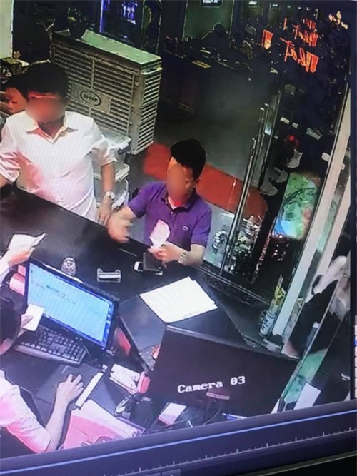 Khách hàng day dứt vì bị camera ghi lại hình ảnh trộm iPhone ngay tại quầy lễ tân - Ảnh 3.