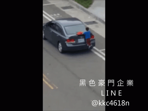 ba me duoi con, lai xe di mac cau be gao khoc