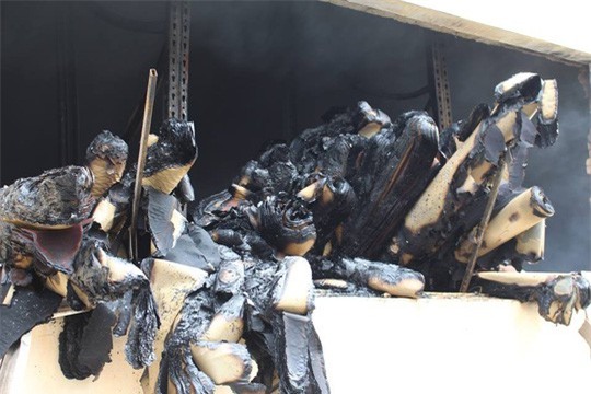 Lính cứu hỏa kiệt sức, ngủ tại hiện trường vụ cháy ở Bình Dương - Ảnh 4.