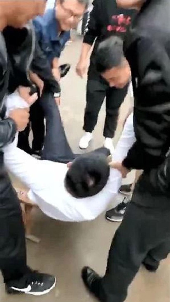 duoc khach nang len tung hung trong le cuoi, chu re dap dau xuong dat roi qua doi - 1