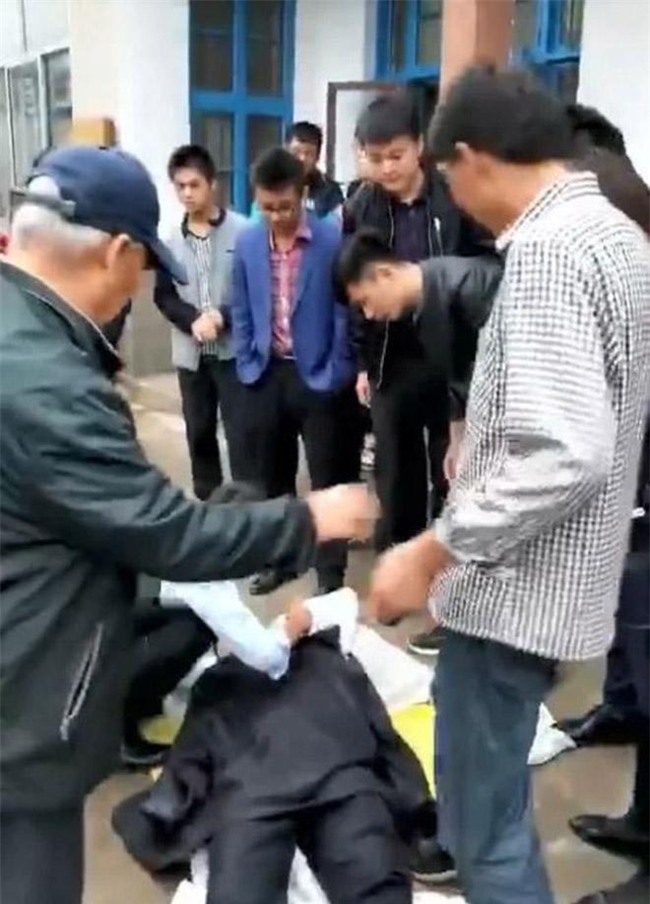 duoc khach nang len tung hung trong le cuoi, chu re dap dau xuong dat roi qua doi - 2