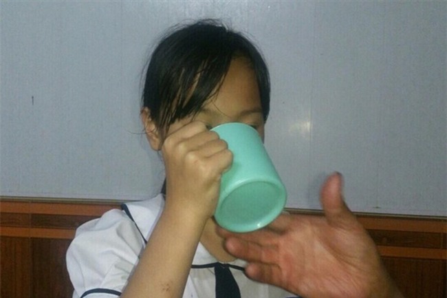 Học sinh lớp 3 bị bắt uống nước giẻ lau bảng: Cô cầm tay em bảo uống thêm nữa - Ảnh 2.