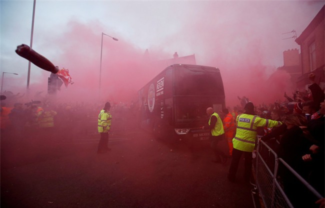 Fan Liverpool ăn mừng trận thắng Man City như thể vô địch - Ảnh 12.