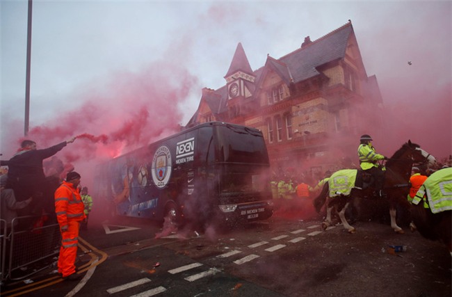 Fan Liverpool ăn mừng trận thắng Man City như thể vô địch - Ảnh 6.