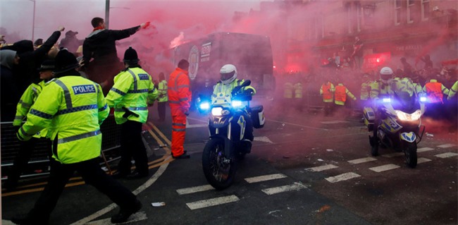 Fan Liverpool ăn mừng trận thắng Man City như thể vô địch - Ảnh 7.