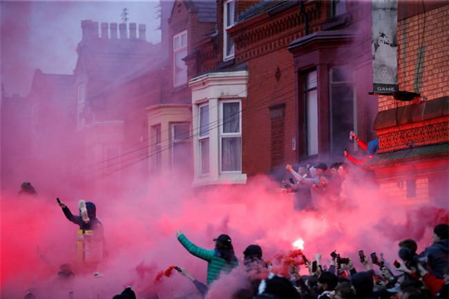 Fan Liverpool ăn mừng trận thắng Man City như thể vô địch - Ảnh 8.