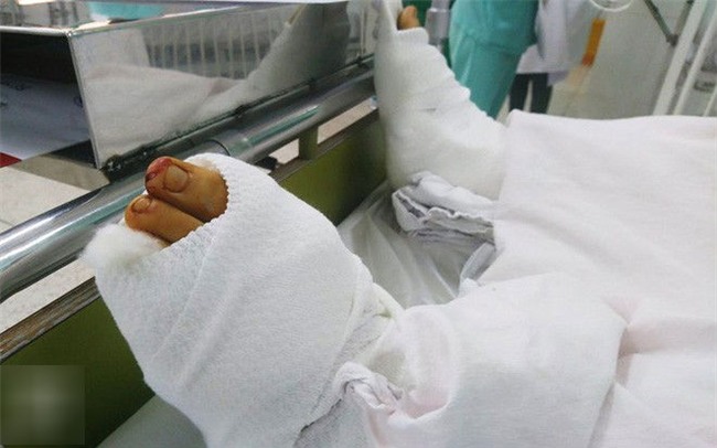 Bé gái 13 tuổi ở TP.HCM nghi nhảy từ lầu 3 trường học xuống đất nguy kịch: Do trầm cảm vì game?