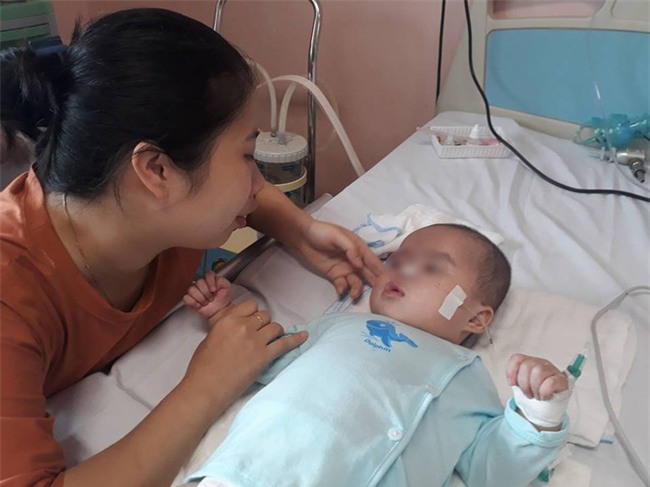 Ninh Bình: Bé gái 9 tháng tuổi ngất lịm, toàn thân tím tái sau mũi tiêm của y sĩ