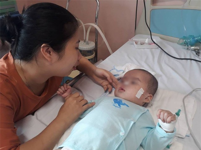 Ninh Bình: Bé gái 9 tháng tuổi ngất lịm, toàn thân tím tái sau mũi tiêm của y sĩ