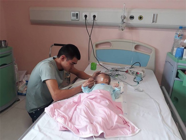 Ninh Bình: Bé gái 9 tháng tuổi ngất lịm, toàn thân tím tái sau mũi tiêm của y sĩ