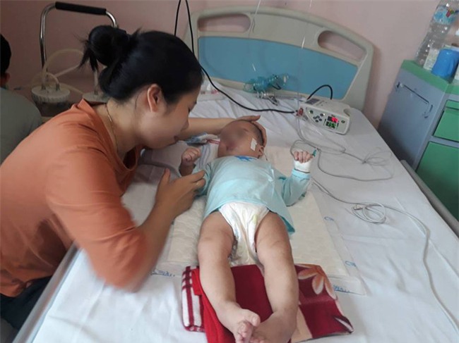 Ninh Bình: Bé gái 9 tháng tuổi ngất lịm, toàn thân tím tái sau mũi tiêm của y sĩ