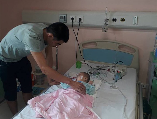 Ninh Bình: Bé gái 9 tháng tuổi ngất lịm, toàn thân tím tái sau mũi tiêm của y sĩ