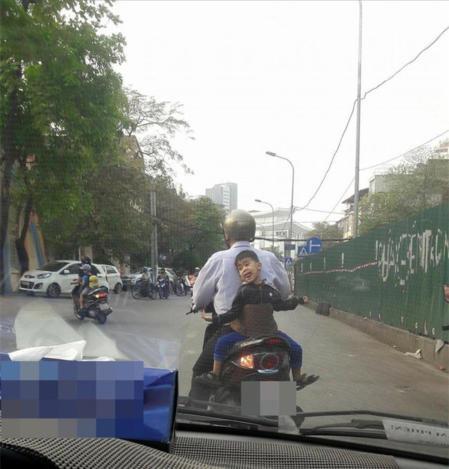 Với biểu cảm đặc biệt sau xe bố, đây là cậu bé được nhắc tới nhiều nhất trong ngày - Ảnh 1.