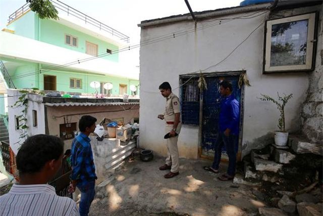 chiec hop bi an duoi gam giuong to cao toi ac kinh hoang cua ga hang xom than thien - 2