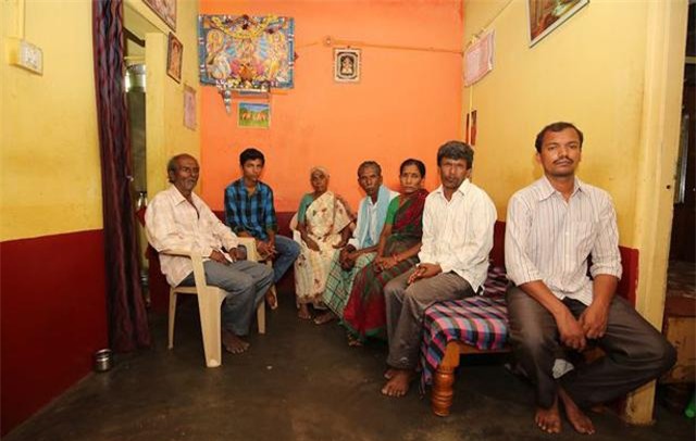 chiec hop bi an duoi gam giuong to cao toi ac kinh hoang cua ga hang xom than thien - 3