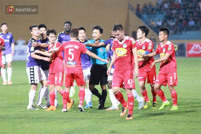 Duy Mạnh lên tiếng về lo lắng rạn nứt tình cảm với cầu thủ HAGL - Ảnh 1.