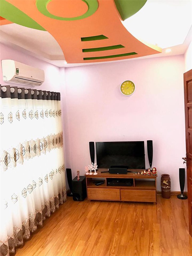 Phòng xem tivi và cũng là nơi để hai nhóc tì tập nhạc.