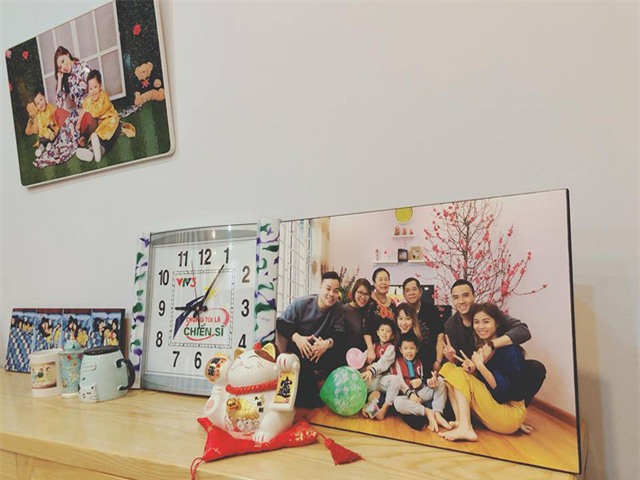 Hoàng Linh in rất nhiều bức hình gia đình để trang trí. Chiếc đồng hồ gắn logo của chương trình Chúng tôi là chiến sĩ cũng hiện hữu trong căn nhà của cô.