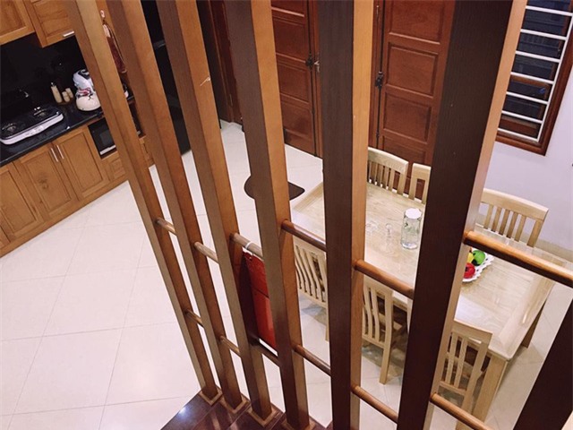 Ngôi nhà có diện tích 30m2 xây lên 5 tầng trên mảnh đất vuông vắn, mặt tiền rộng 5,7m. Ngôi nhà được xây vào cuối năm 2016, toạ lạc trên đường Lạc Long Quân, gần chợ Bưởi, Hoàng Hoa Thám, cách Hồ Tây chỉ 100m. Từ đây, Hoàng Linh có thể đi bộ ra tập thể dục ở Hồ Tây hàng ngày.