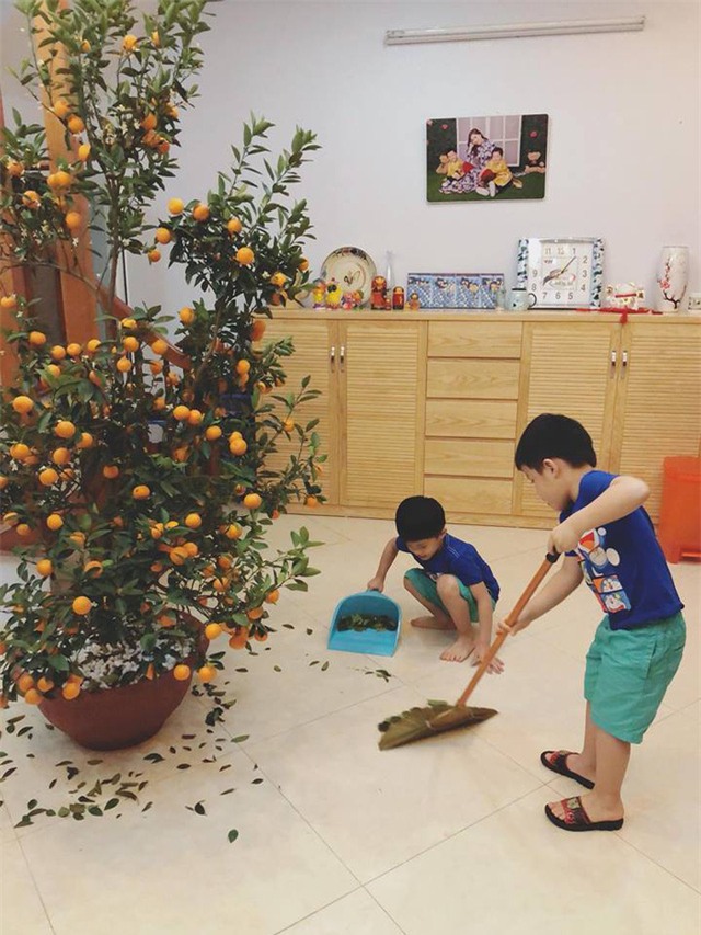 Ngôi nhà được thiết kế đơn giản, hiện đại, tạo cảm giác rộng rãi mà vẫn ấm cúng. Trong ảnh là hai nhóc tì sinh đôi của MC Hoàng Linh và chồng cũ là MC Trung Nghĩa đang tự giác quét dọn nhà cửa. Trên trang cá nhân, Hoàng Linh cũng thường xuyên chia sẻ ảnh và clip đời thường đáng yêu, ngộ nghĩnh của hai bé.