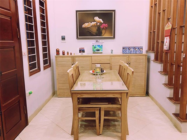 Phòng bếp và phòng khách với nội thất gỗ sáng màu.