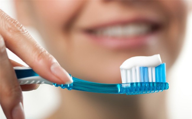 Bác sĩ khuyên nên nhúng kem đánh răng vào nước trước hay không?-1