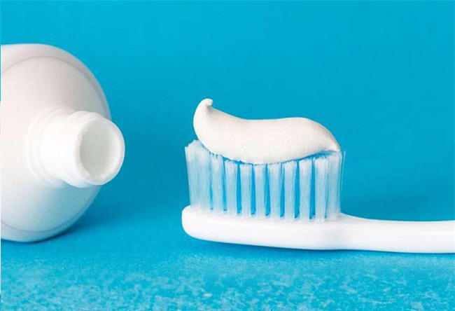 Bác sĩ khuyên nên nhúng kem đánh răng vào nước trước hay không?-2