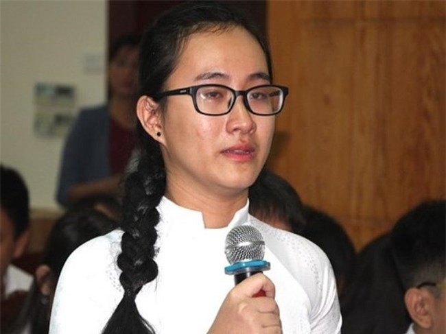 Chỉ đạo chuyển trường cho nữ sinh bật khóc vì cô giáo im lặng: Chúng ta đang cô lập hay bảo vệ người hùng? - Ảnh 1.