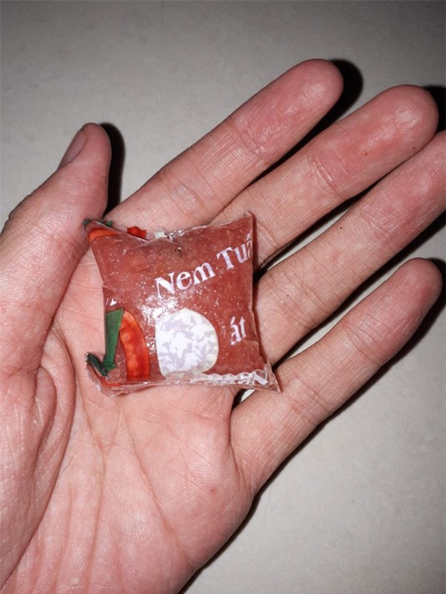 Đen đủi vớ phải ông bán nem chua tiết kiệm, thanh niên vỡ mộng trước miếng nem bé tin hin còn tỏi, ớt chỉ là minh họa - Ảnh 3.