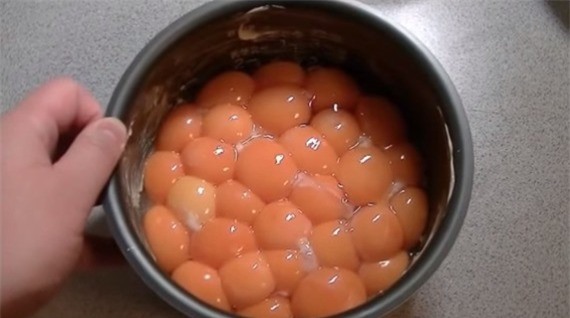 Cho 50 quả trứng gà vào nồi cơm điện, chỉ vài phút sau là có món ăn ngon hơn cả mong đợi - Ảnh 2.