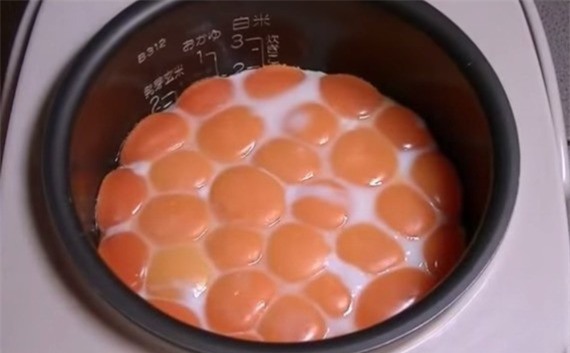 Cho 50 quả trứng gà vào nồi cơm điện, chỉ vài phút sau là có món ăn ngon hơn cả mong đợi - Ảnh 3.