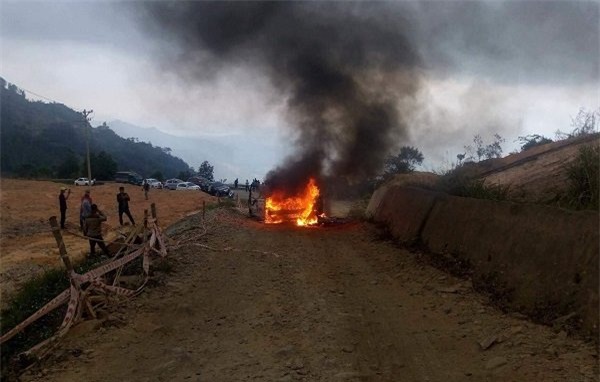 Xế hộp cháy ngùn ngụt trên đèo Đại Ninh, 5 người bỏng nặng