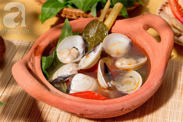 Ngao hay nghêu là loại thực phẩm chứa nhiều dinh dưỡng, giúp tăng cường hệ miễn dịch cho cơ thể. Trong thời tiết chuyển mùa, 1 bát canh ngao chua cay sẽ giúp cả nhà ngon miệng hơn nhiều đấy!