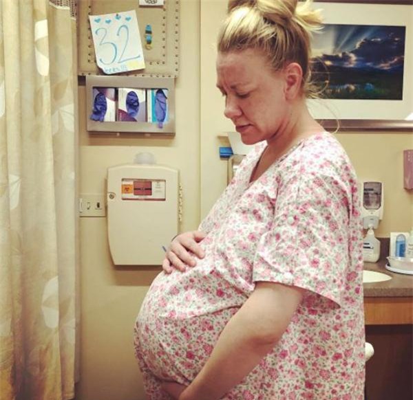 bung bau khong lo chua 5 em be, thai ky tang 33kg cua ba me 7 con - 1