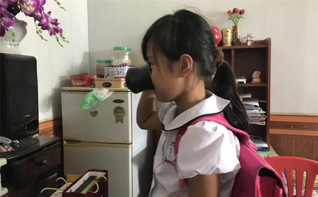Vụ HS bị ép uống nước giẻ lau bảng: Gia đình bức xúc nói mẹ nữ giáo viên giật kết quả khám - Ảnh 1.