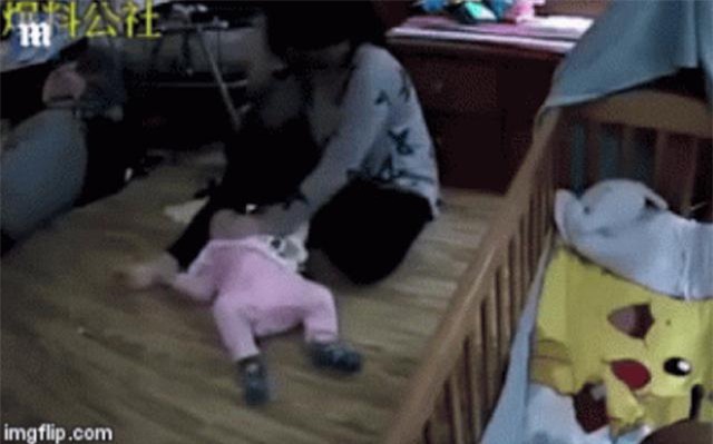 phan no bao mau tre vua xem dien thoai vua bao hanh be 8 thang tuoi - 1