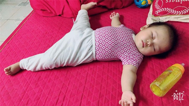 Chùm ảnh: Tranh thủ lúc con say giấc, các mẹ chụp được cả tá ảnh về dáng ngủ hay ho bá đạo của con - Ảnh 1.
