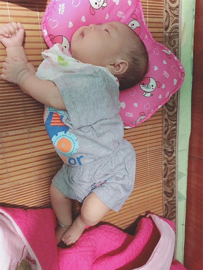 Chùm ảnh: Tranh thủ lúc con say giấc, các mẹ chụp được cả tá ảnh về dáng ngủ hay ho bá đạo của con - Ảnh 10.