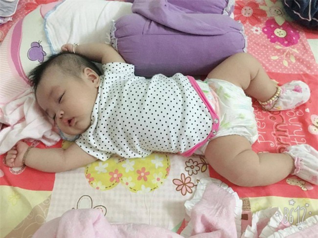 Chùm ảnh: Tranh thủ lúc con say giấc, các mẹ chụp được cả tá ảnh về dáng ngủ hay ho bá đạo của con - Ảnh 11.
