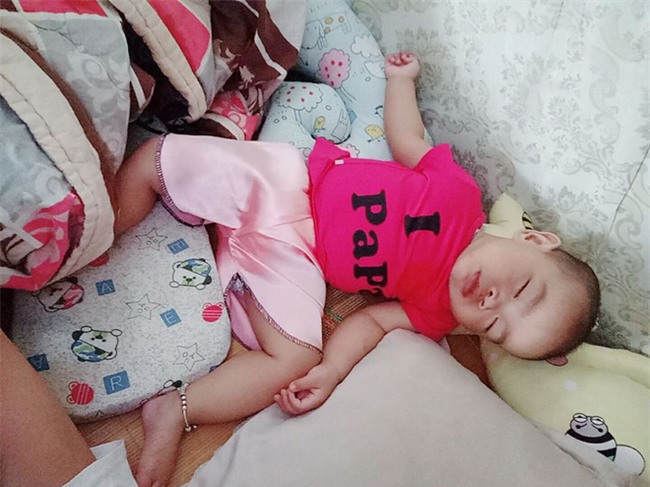 Chùm ảnh: Tranh thủ lúc con say giấc, các mẹ chụp được cả tá ảnh về dáng ngủ hay ho bá đạo của con - Ảnh 2.