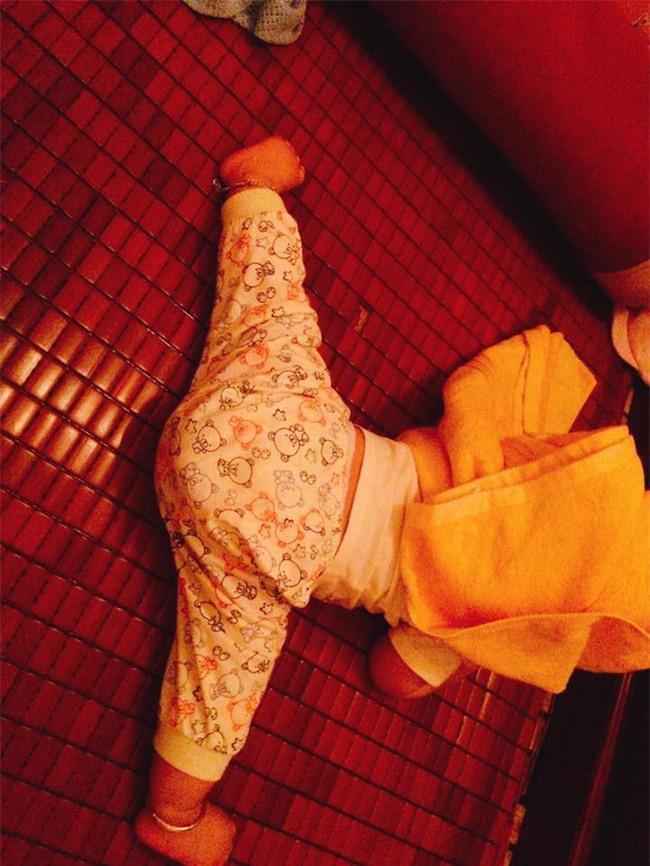 Chùm ảnh: Tranh thủ lúc con say giấc, các mẹ chụp được cả tá ảnh về dáng ngủ hay ho bá đạo của con - Ảnh 3.