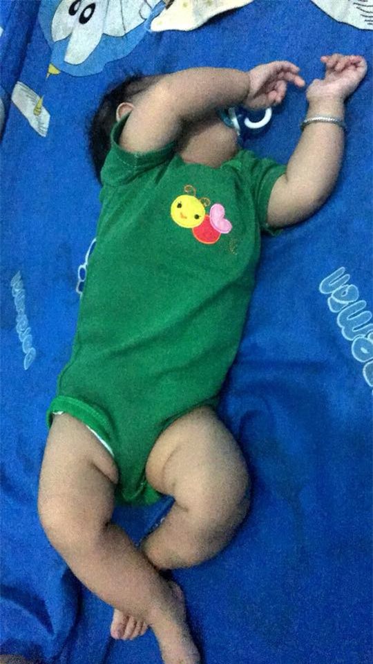 Chùm ảnh: Tranh thủ lúc con say giấc, các mẹ chụp được cả tá ảnh về dáng ngủ hay ho bá đạo của con - Ảnh 4.