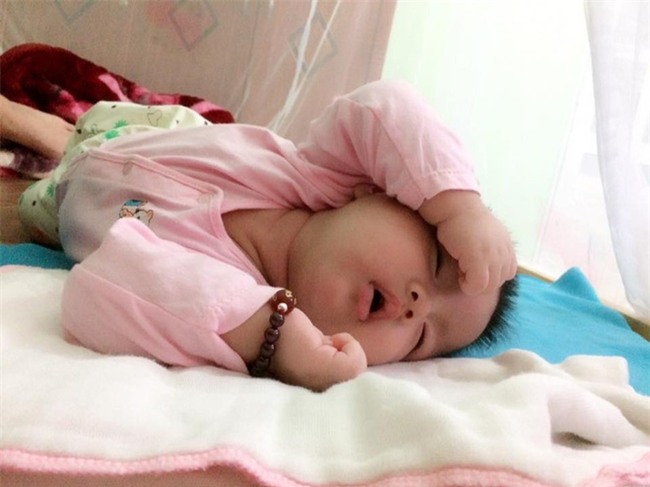 Chùm ảnh: Tranh thủ lúc con say giấc, các mẹ chụp được cả tá ảnh về dáng ngủ hay ho bá đạo của con - Ảnh 7.
