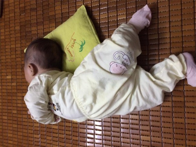 Chùm ảnh: Tranh thủ lúc con say giấc, các mẹ chụp được cả tá ảnh về dáng ngủ hay ho bá đạo của con - Ảnh 8.